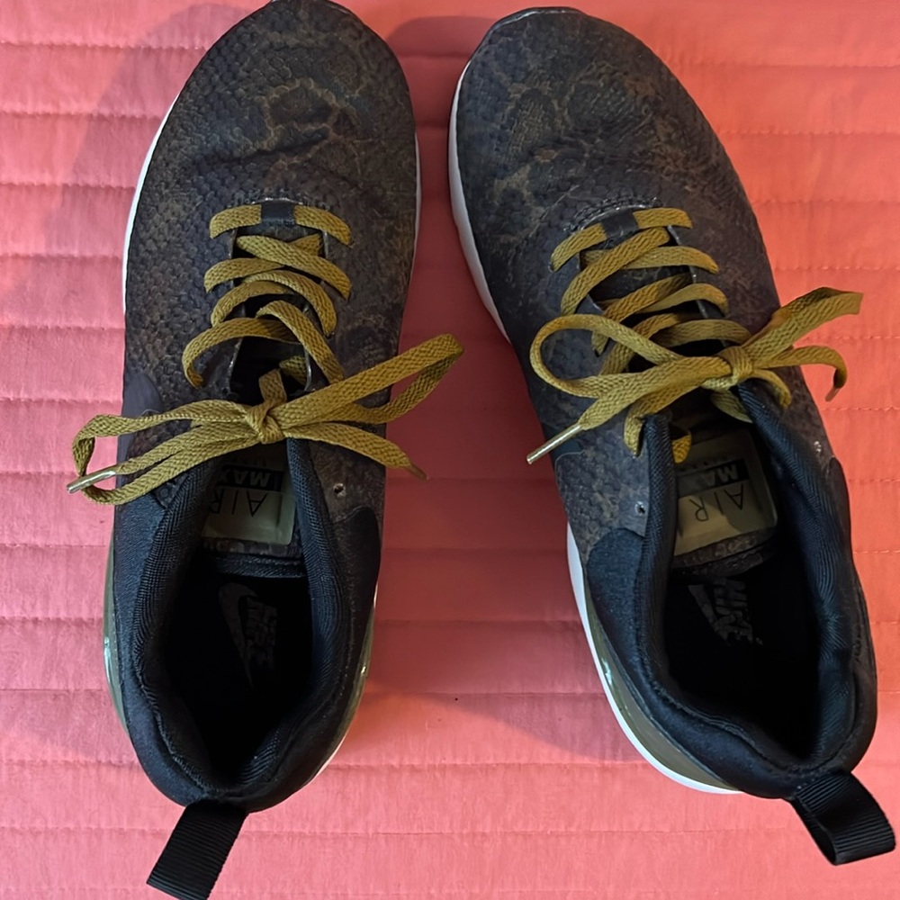 EUC Nike Air Max women’s sneakers